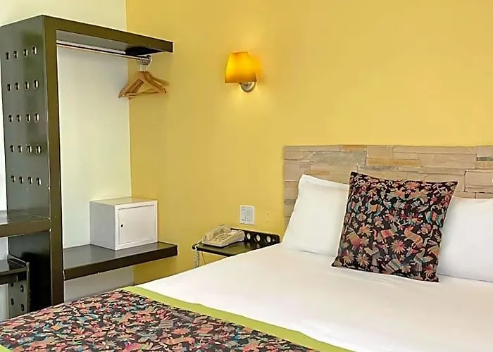 Seven Crown Express & By Kavia Hotel